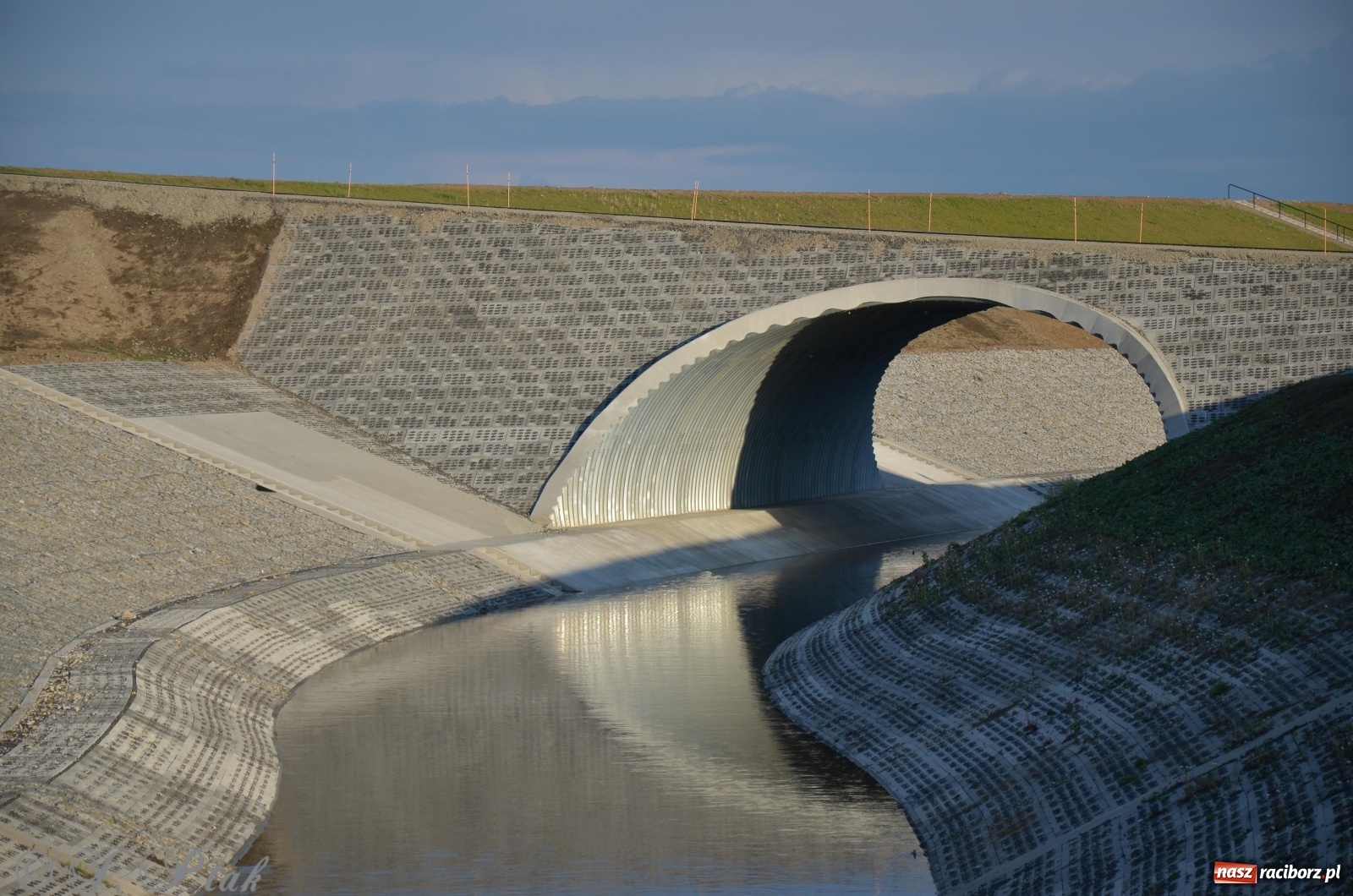 Zdjęcie w galerii na portalu naszraciborz.pl: Budowa zbiornika finiszuje. Po śluzie nie ma śladu! [FOTO] wiadomości z regionu