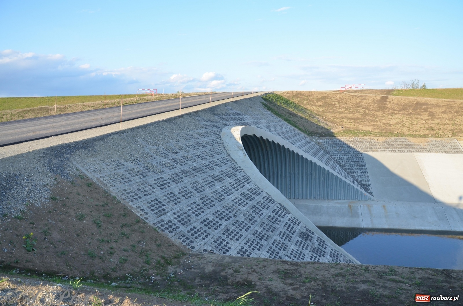 Zdjęcie w galerii na portalu naszraciborz.pl: Budowa zbiornika finiszuje. Po śluzie nie ma śladu! [FOTO] wiadomości z regionu