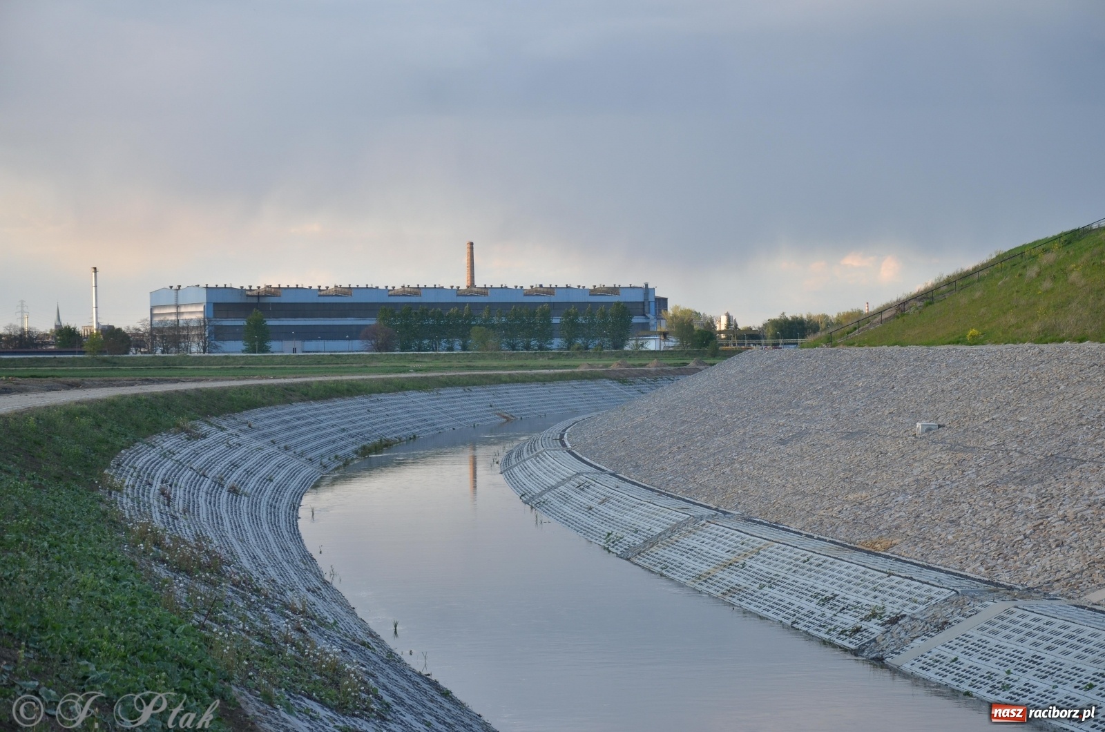 Zdjęcie w galerii na portalu naszraciborz.pl: Budowa zbiornika finiszuje. Po śluzie nie ma śladu! [FOTO] wiadomości z regionu