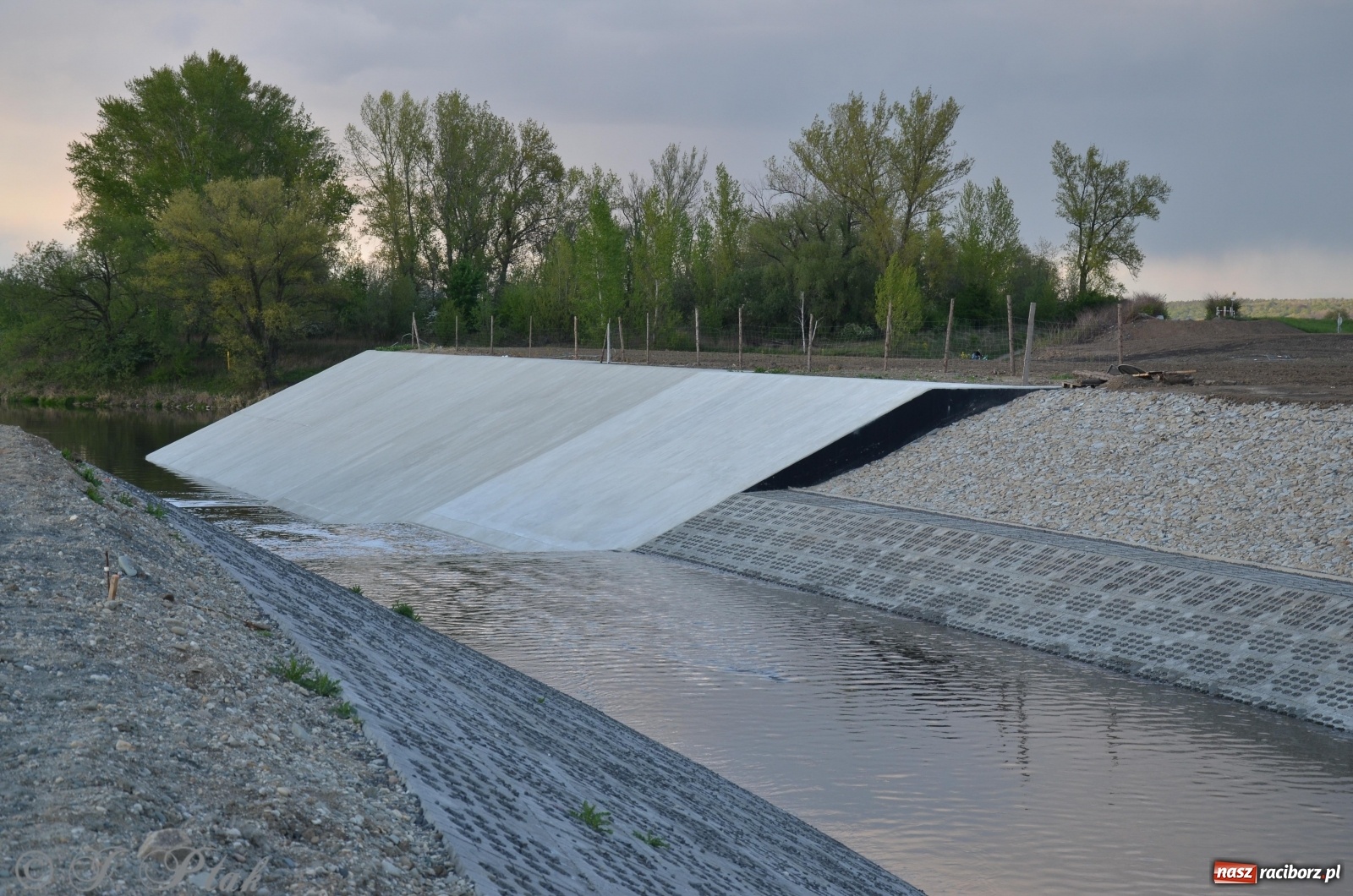 Zdjęcie w galerii na portalu naszraciborz.pl: Budowa zbiornika finiszuje. Po śluzie nie ma śladu! [FOTO] wiadomości z regionu
