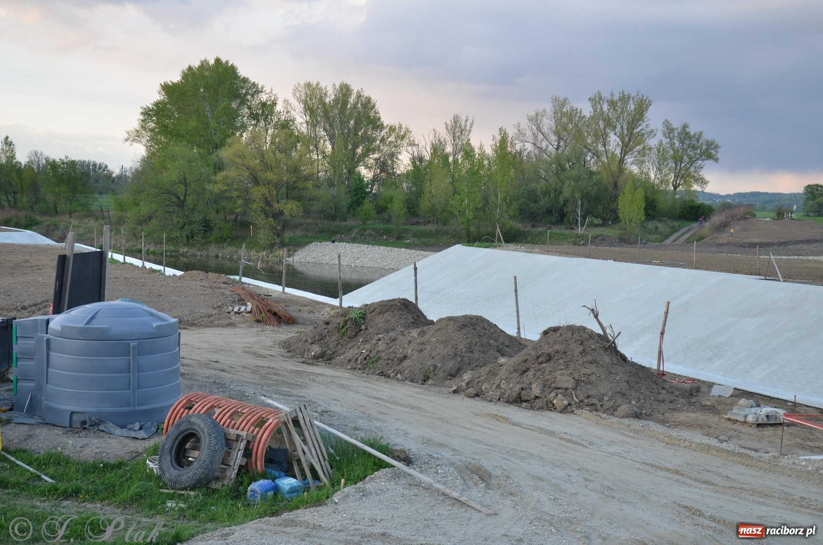 Zdjęcie w galerii na portalu naszraciborz.pl: Budowa zbiornika finiszuje. Po śluzie nie ma śladu! [FOTO] wiadomości z regionu
