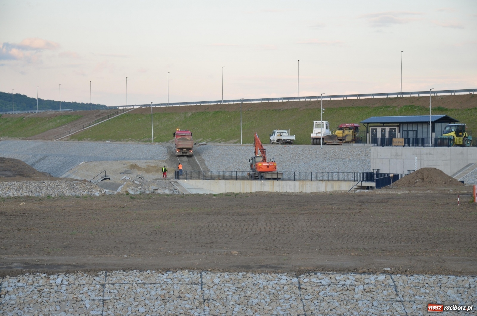 Zdjęcie w galerii na portalu naszraciborz.pl: Budowa zbiornika finiszuje. Po śluzie nie ma śladu! [FOTO] wiadomości z regionu