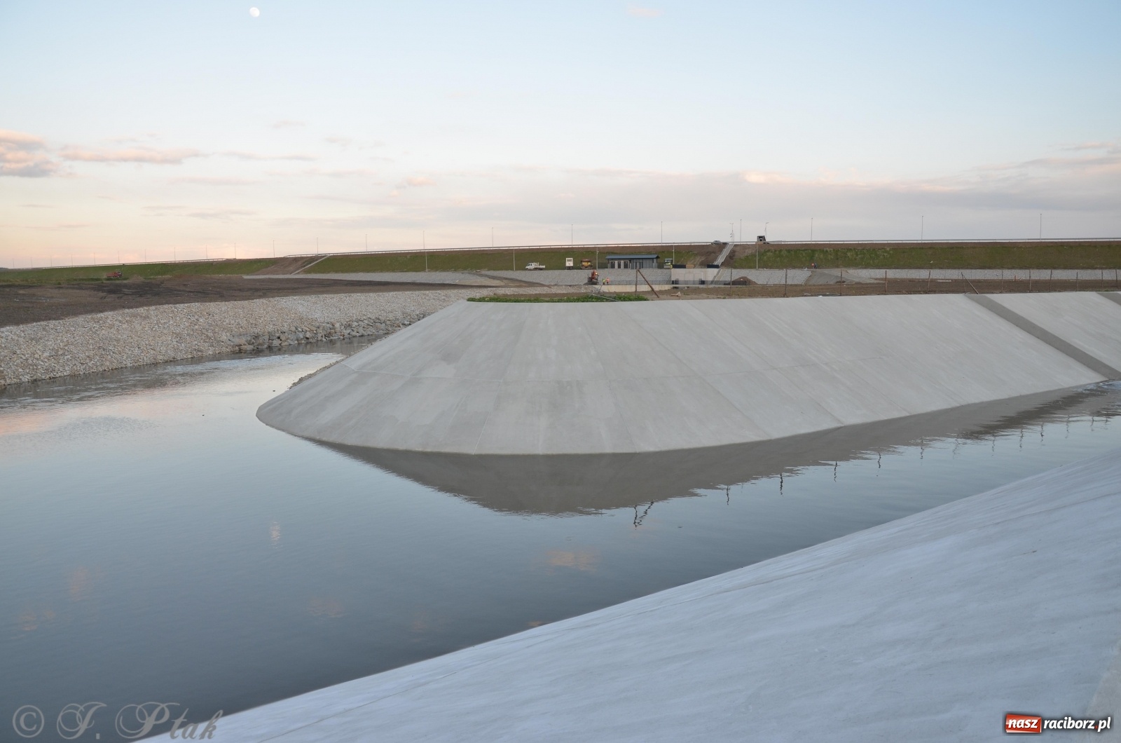 Zdjęcie w galerii na portalu naszraciborz.pl: Budowa zbiornika finiszuje. Po śluzie nie ma śladu! [FOTO] wiadomości z regionu