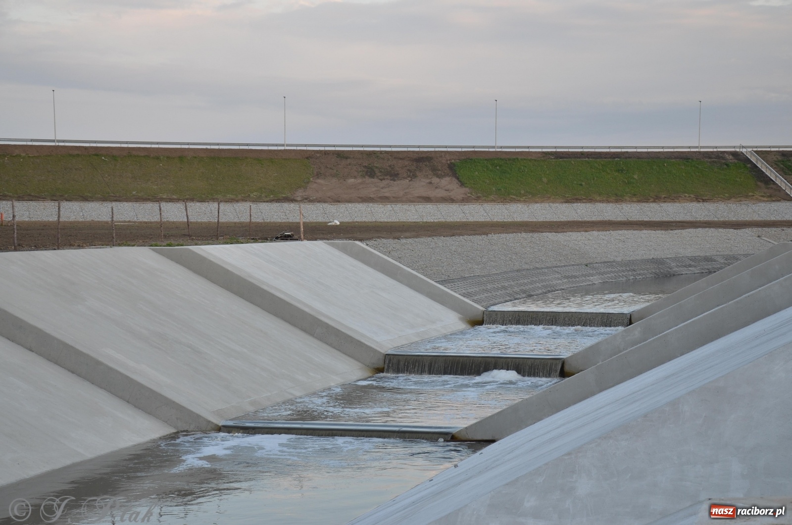 Zdjęcie w galerii na portalu naszraciborz.pl: Budowa zbiornika finiszuje. Po śluzie nie ma śladu! [FOTO] wiadomości z regionu