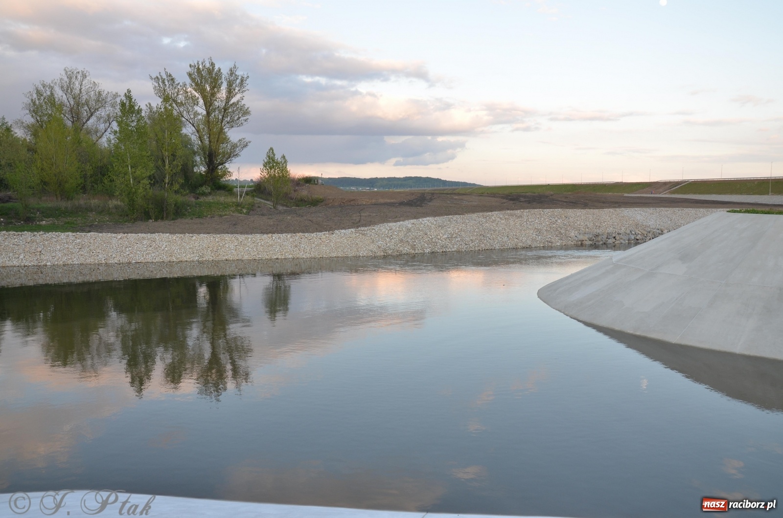 Zdjęcie w galerii na portalu naszraciborz.pl: Budowa zbiornika finiszuje. Po śluzie nie ma śladu! [FOTO] wiadomości z regionu