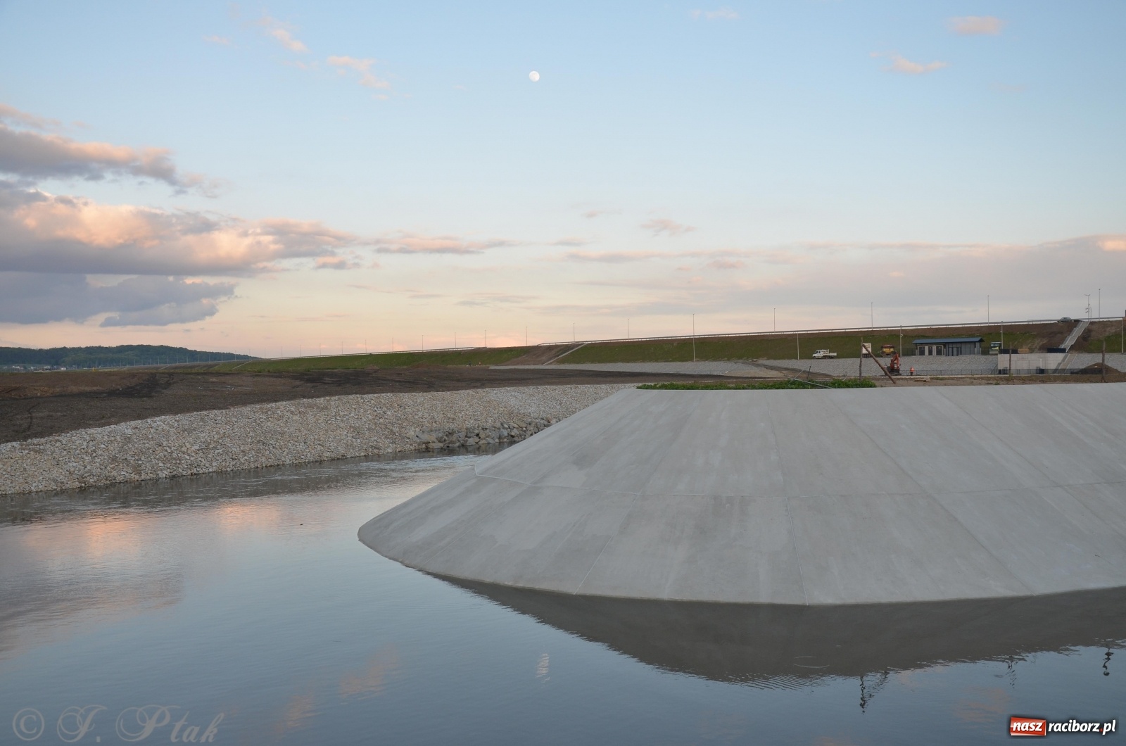 Zdjęcie w galerii na portalu naszraciborz.pl: Budowa zbiornika finiszuje. Po śluzie nie ma śladu! [FOTO] wiadomości z regionu