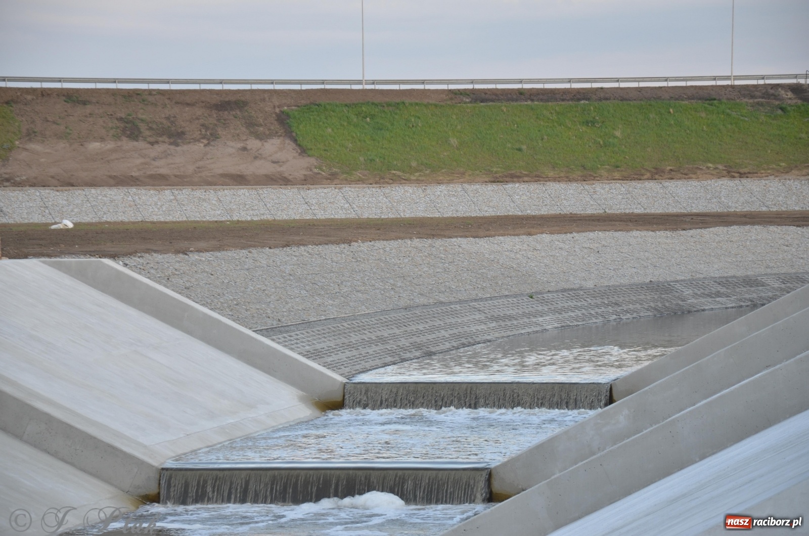 Zdjęcie w galerii na portalu naszraciborz.pl: Budowa zbiornika finiszuje. Po śluzie nie ma śladu! [FOTO] wiadomości z regionu