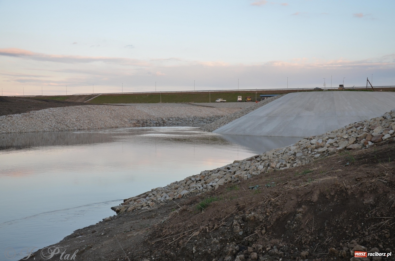 Zdjęcie w galerii na portalu naszraciborz.pl: Budowa zbiornika finiszuje. Po śluzie nie ma śladu! [FOTO] wiadomości z regionu