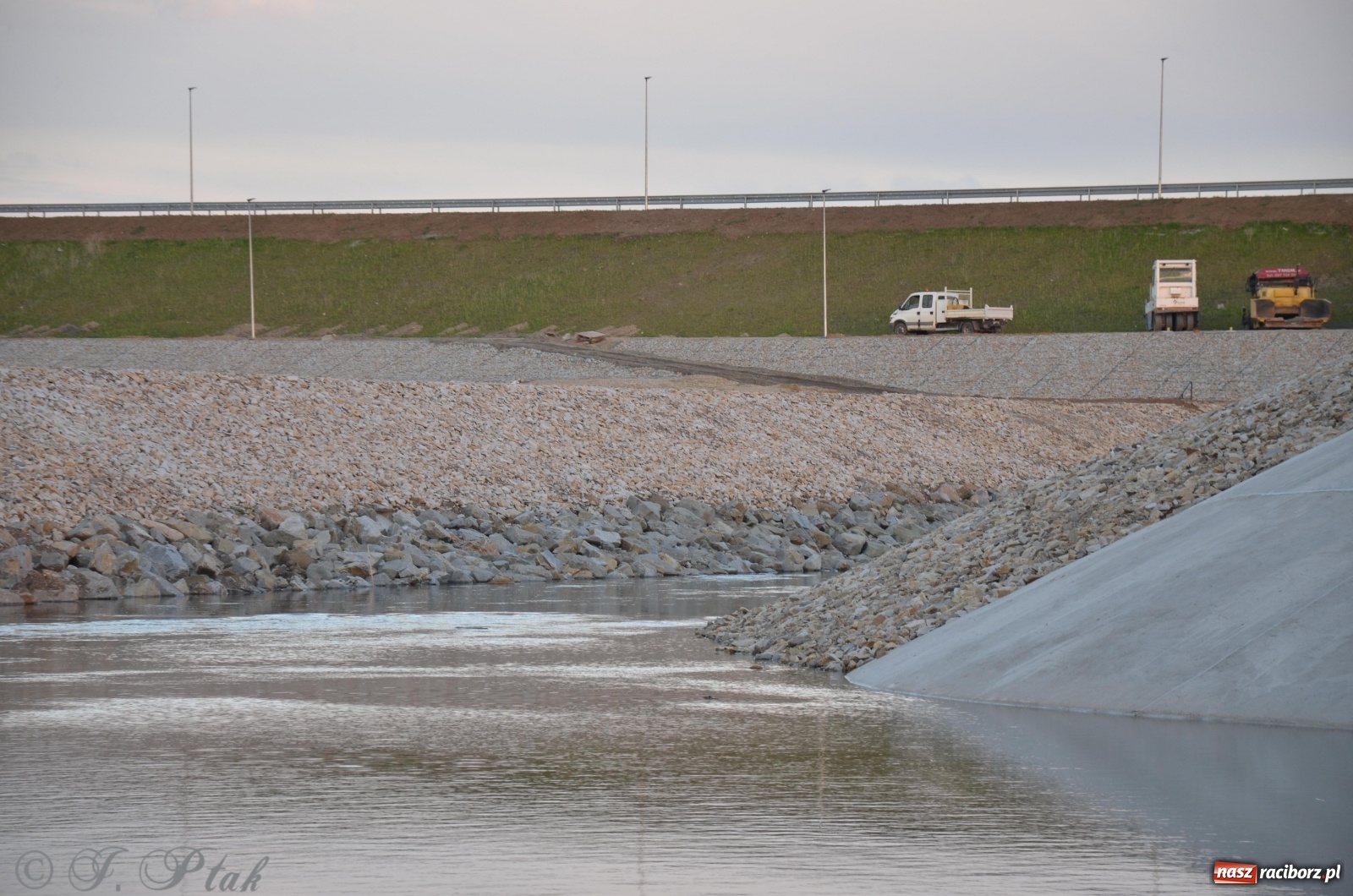 Zdjęcie w galerii na portalu naszraciborz.pl: Budowa zbiornika finiszuje. Po śluzie nie ma śladu! [FOTO] wiadomości z regionu