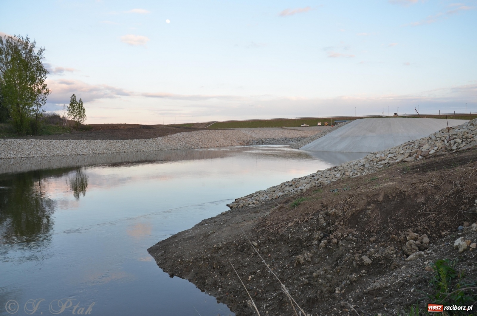Zdjęcie w galerii na portalu naszraciborz.pl: Budowa zbiornika finiszuje. Po śluzie nie ma śladu! [FOTO] wiadomości z regionu