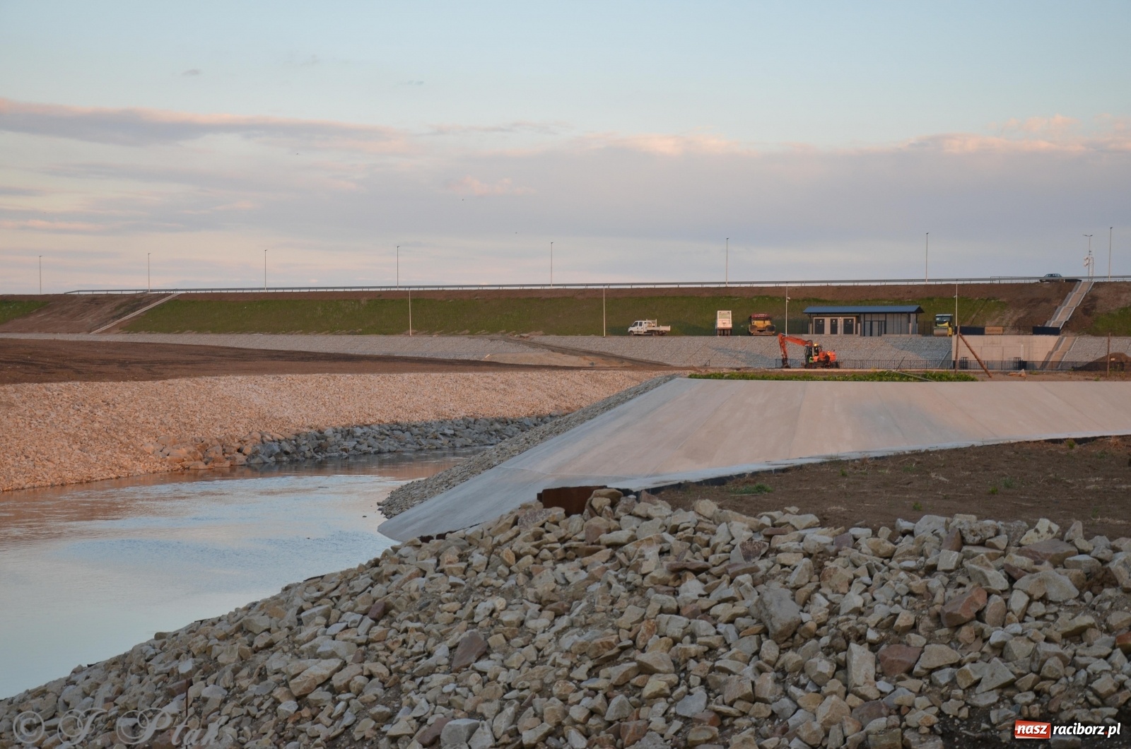 Zdjęcie w galerii na portalu naszraciborz.pl: Budowa zbiornika finiszuje. Po śluzie nie ma śladu! [FOTO] wiadomości z regionu