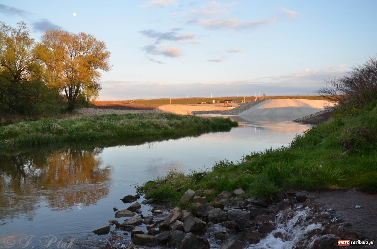 Zdjęcie w galerii na portalu naszraciborz.pl: Budowa zbiornika finiszuje. Po śluzie nie ma śladu! [FOTO] wiadomości z regionu