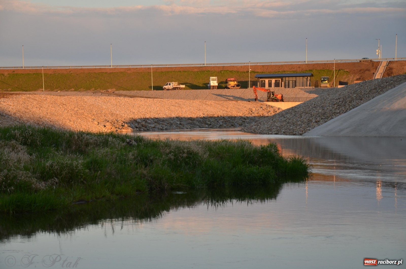 Zdjęcie w galerii na portalu naszraciborz.pl: Budowa zbiornika finiszuje. Po śluzie nie ma śladu! [FOTO] wiadomości z regionu