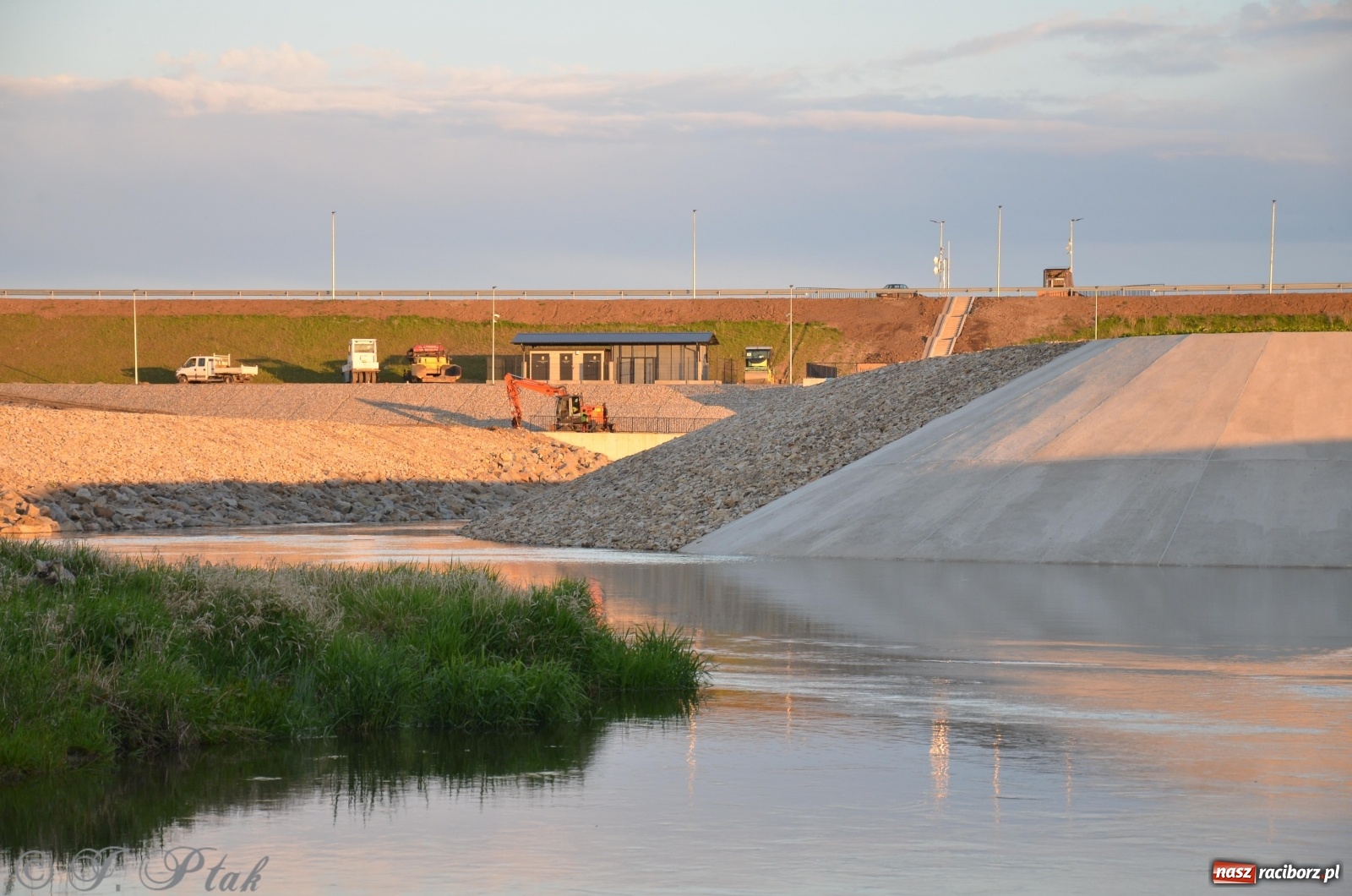 Zdjęcie w galerii na portalu naszraciborz.pl: Budowa zbiornika finiszuje. Po śluzie nie ma śladu! [FOTO] wiadomości z regionu