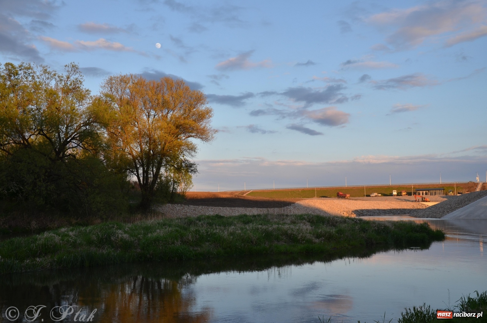Zdjęcie w galerii na portalu naszraciborz.pl: Budowa zbiornika finiszuje. Po śluzie nie ma śladu! [FOTO] wiadomości z regionu