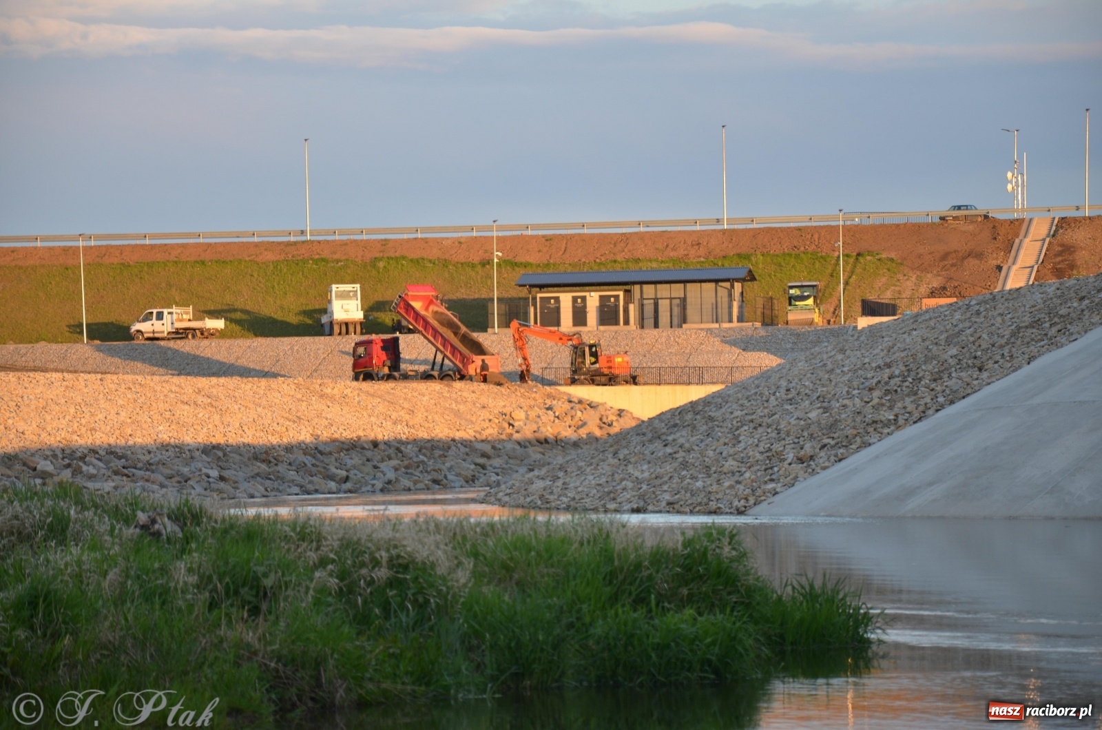 Zdjęcie w galerii na portalu naszraciborz.pl: Budowa zbiornika finiszuje. Po śluzie nie ma śladu! [FOTO] wiadomości z regionu