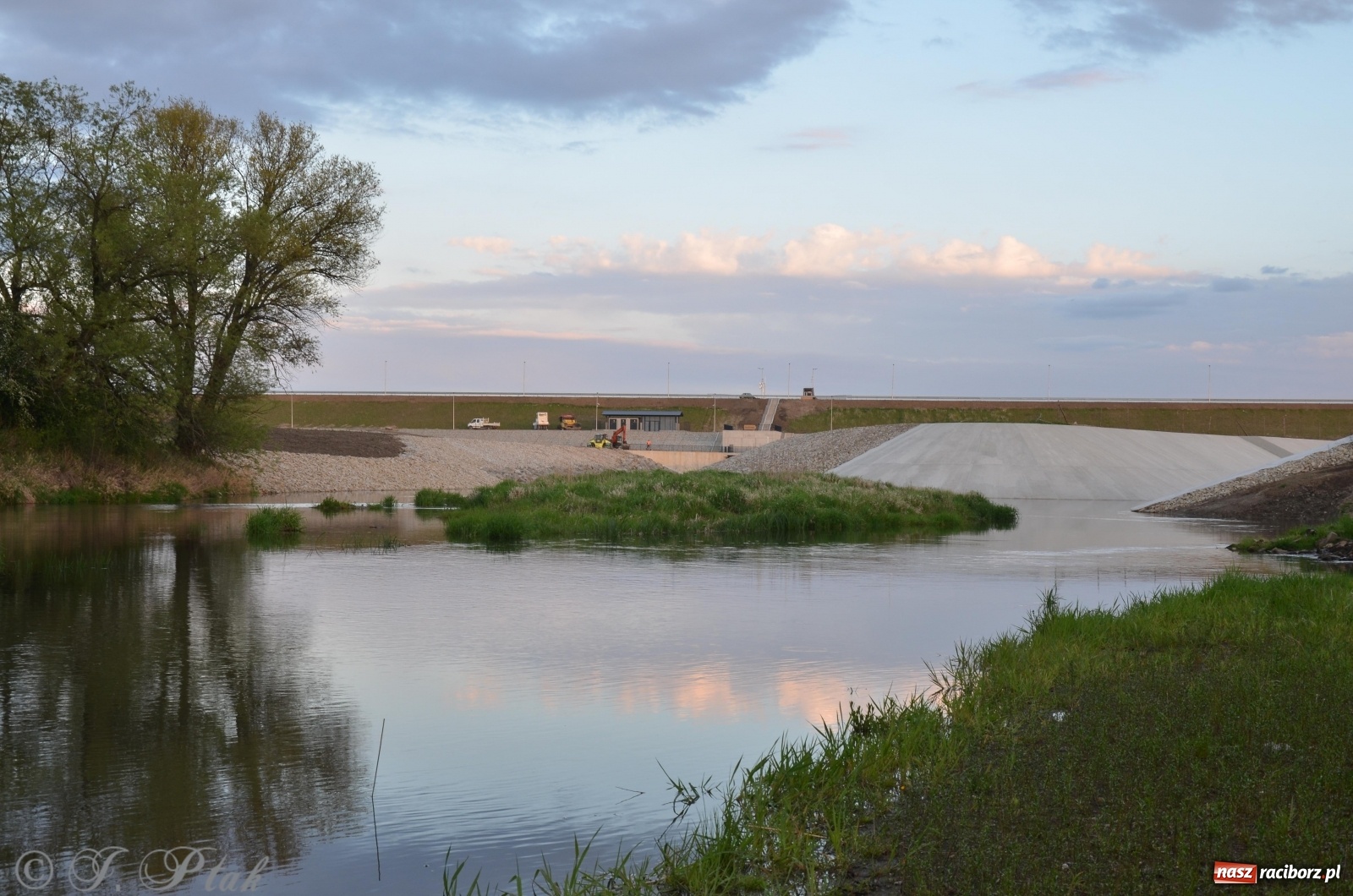 Zdjęcie w galerii na portalu naszraciborz.pl: Budowa zbiornika finiszuje. Po śluzie nie ma śladu! [FOTO] wiadomości z regionu
