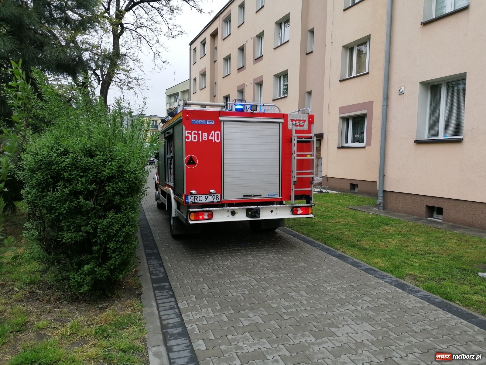 Zdjęcie w galerii na portalu naszraciborz.pl: Raport 998. Wołanie o pomoc z łazienki. Strażacka akcja przy Zborowej wiadomości z regionu