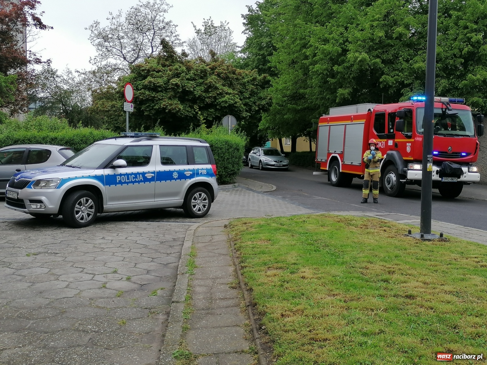 Zdjęcie w galerii na portalu naszraciborz.pl: Raport 998. Wołanie o pomoc z łazienki. Strażacka akcja przy Zborowej wiadomości z regionu