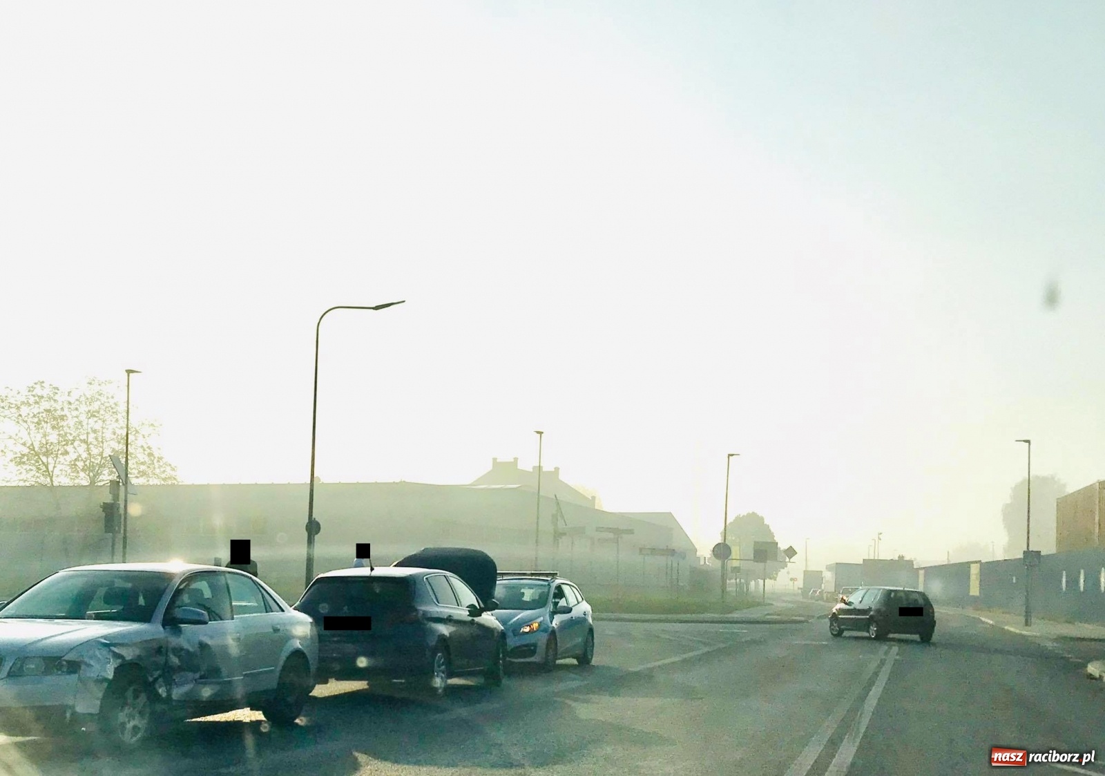 Zdjęcie w galerii na portalu naszraciborz.pl: Raport 998. Zderzenie dwóch opli w Kornicach. Kolizja na Łąkowej wiadomości z regionu