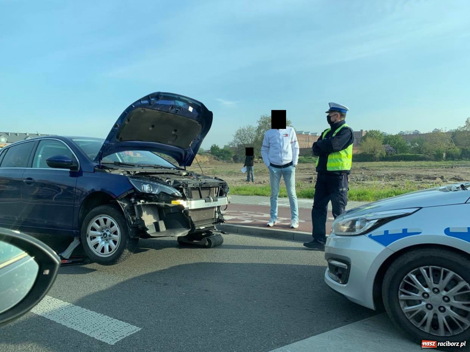 Zdjęcie w galerii na portalu naszraciborz.pl: Raport 998. Zderzenie dwóch opli w Kornicach. Kolizja na Łąkowej wiadomości z regionu