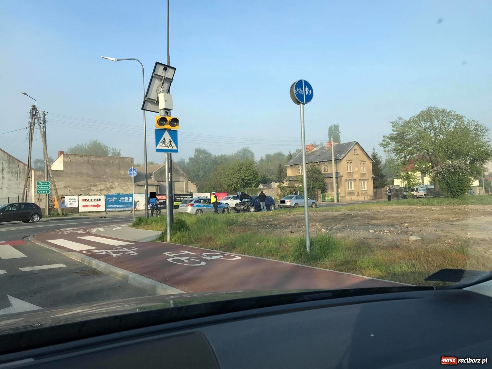 Zdjęcie w galerii na portalu naszraciborz.pl: Raport 998. Zderzenie dwóch opli w Kornicach. Kolizja na Łąkowej wiadomości z regionu