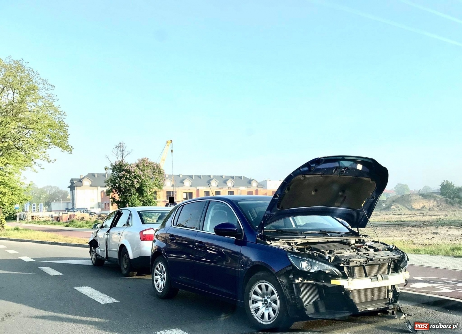 Zdjęcie w galerii na portalu naszraciborz.pl: Raport 998. Zderzenie dwóch opli w Kornicach. Kolizja na Łąkowej wiadomości z regionu