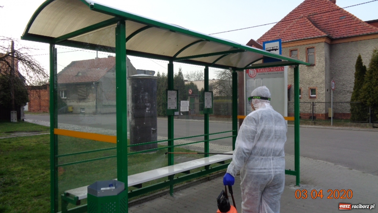 Zdjęcie w galerii na portalu naszraciborz.pl: PK dezynfekuje przystanki i pracuje nad nowym rozkładem jazdy autobusów  wiadomości z regionu