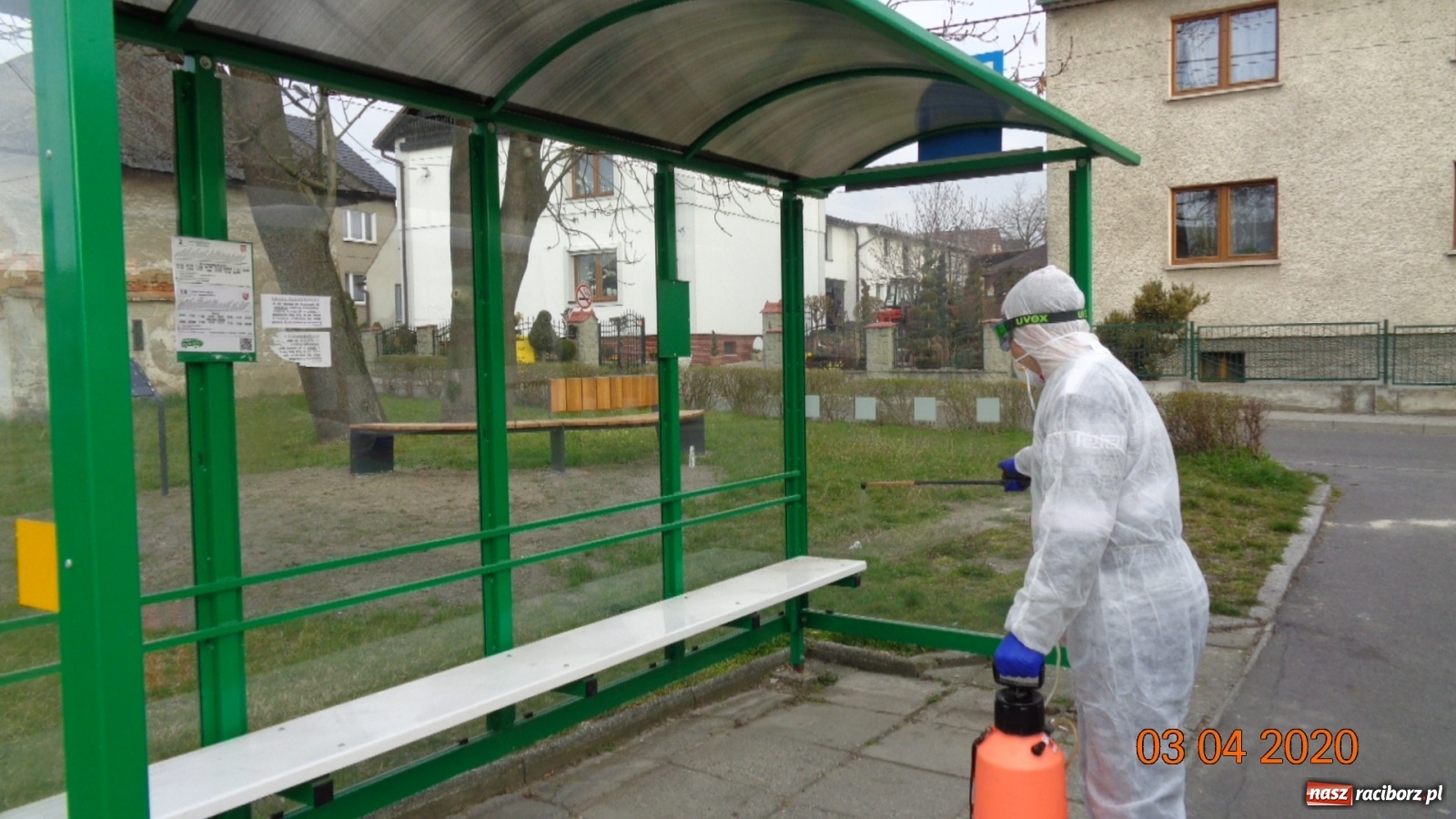 Zdjęcie w galerii na portalu naszraciborz.pl: PK dezynfekuje przystanki i pracuje nad nowym rozkładem jazdy autobusów  wiadomości z regionu