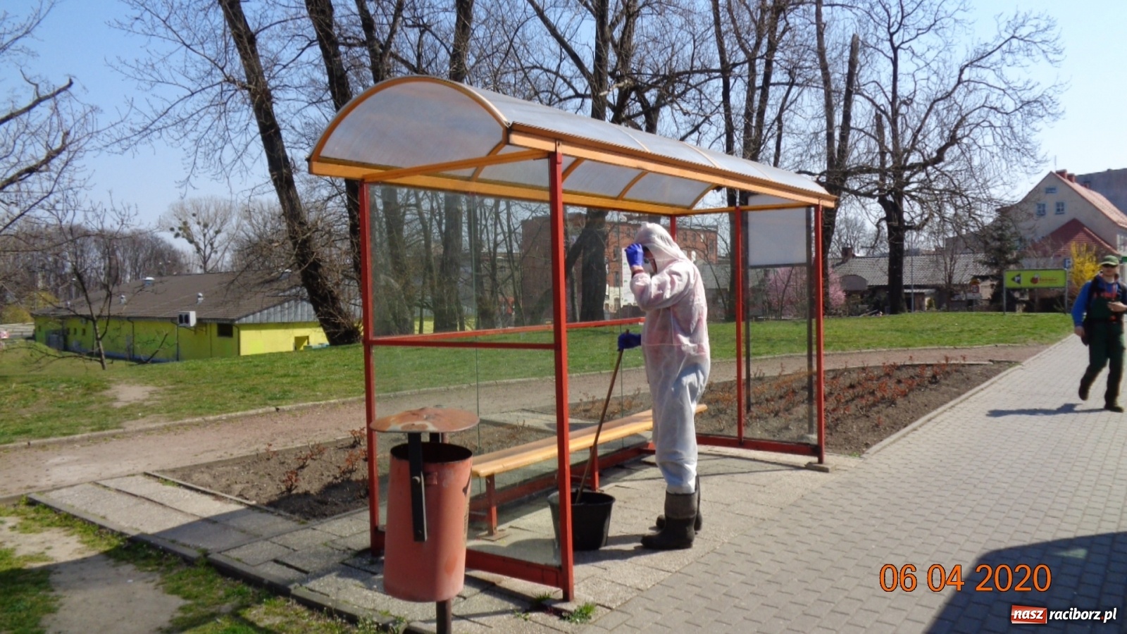 Zdjęcie w galerii na portalu naszraciborz.pl: PK dezynfekuje przystanki i pracuje nad nowym rozkładem jazdy autobusów  wiadomości z regionu