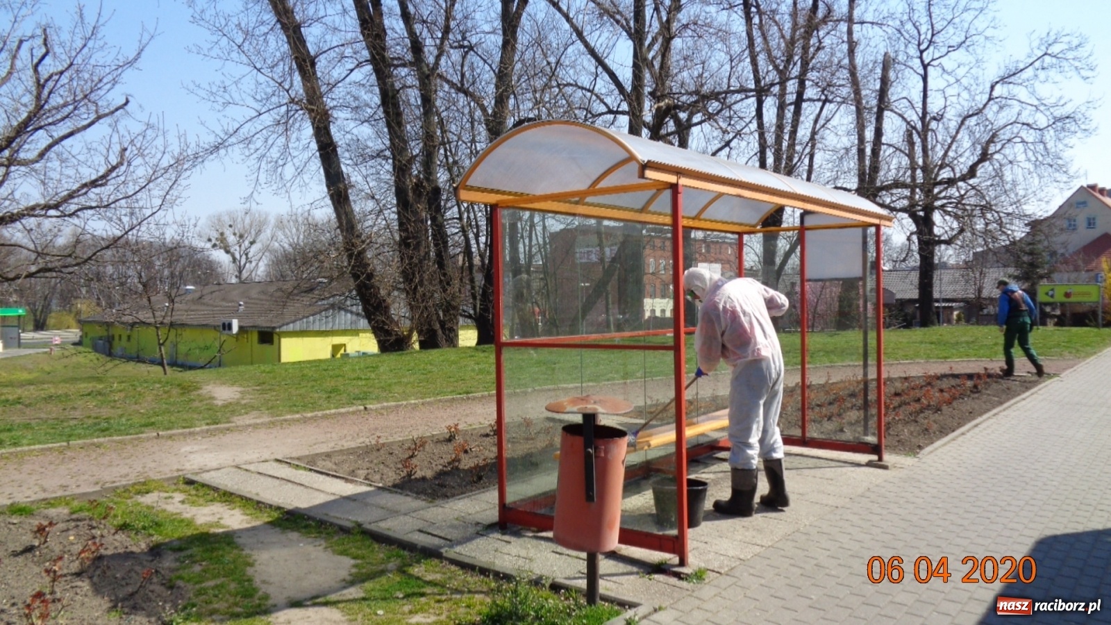 Zdjęcie w galerii na portalu naszraciborz.pl: PK dezynfekuje przystanki i pracuje nad nowym rozkładem jazdy autobusów  wiadomości z regionu