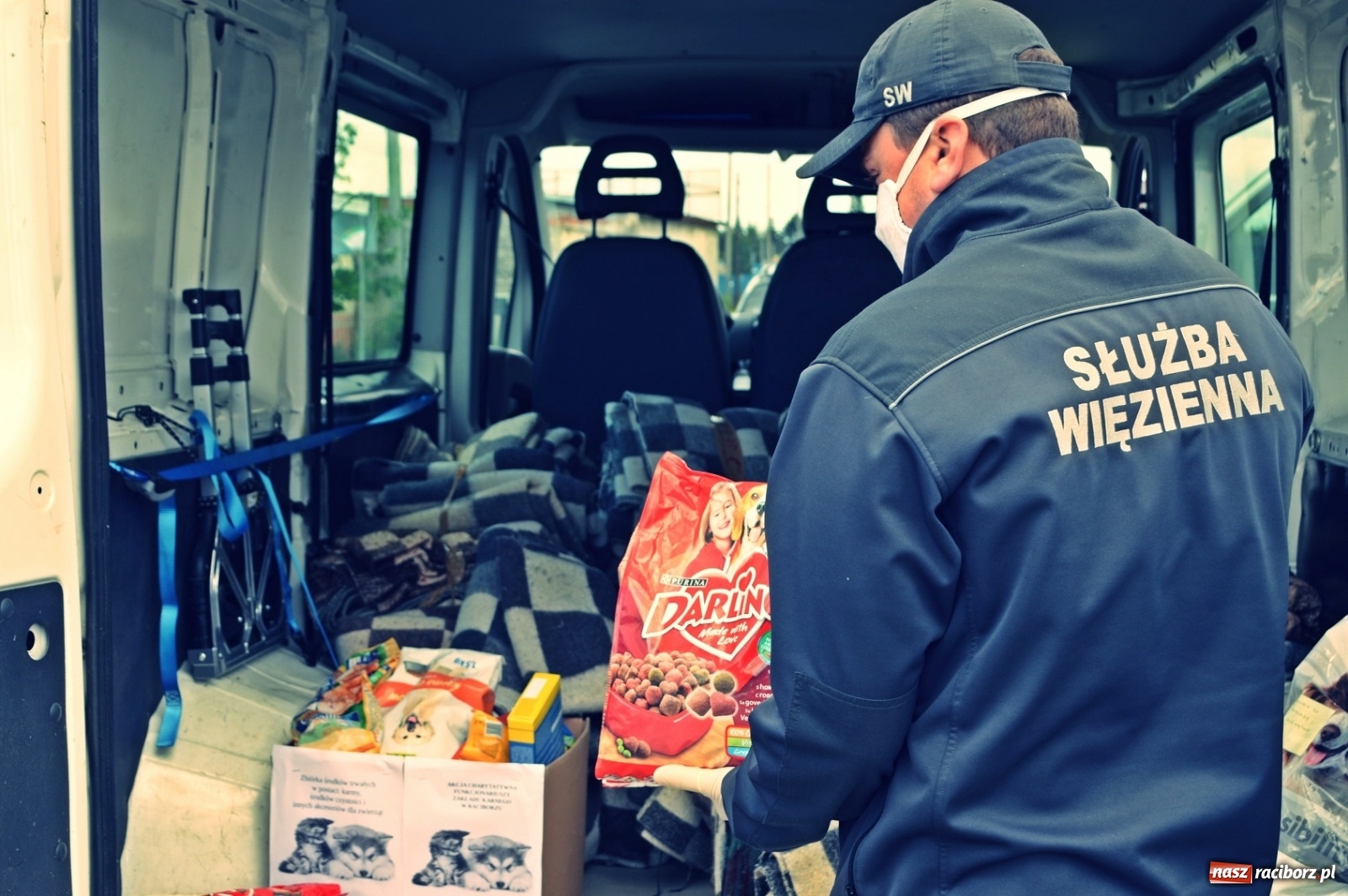 Zdjęcie w galerii na portalu naszraciborz.pl: Funkcjonariusze raciborskiego ZK wsparli schronisko dla zwierząt wiadomości z regionu