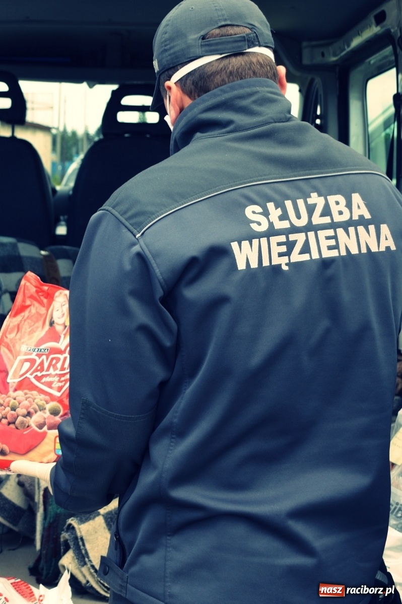 Zdjęcie w galerii na portalu naszraciborz.pl: Funkcjonariusze raciborskiego ZK wsparli schronisko dla zwierząt wiadomości z regionu