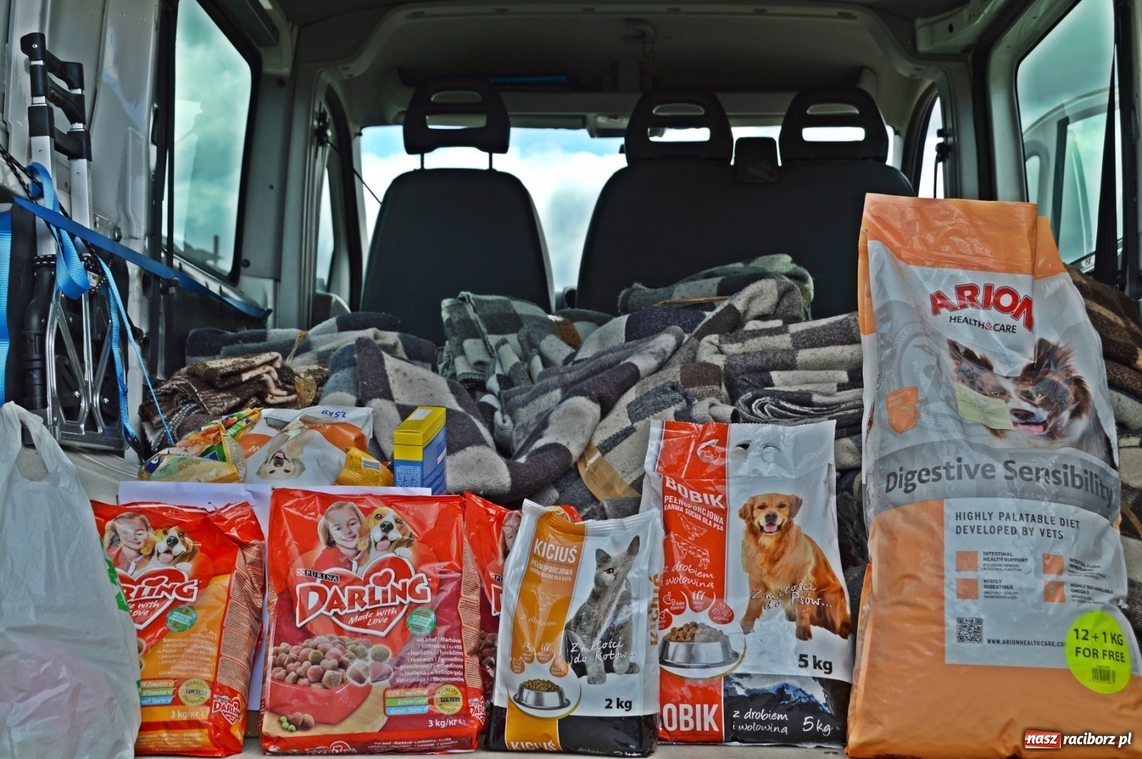 Zdjęcie w galerii na portalu naszraciborz.pl: Funkcjonariusze raciborskiego ZK wsparli schronisko dla zwierząt wiadomości z regionu