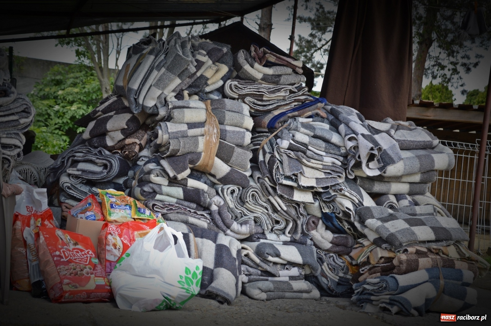 Zdjęcie w galerii na portalu naszraciborz.pl: Funkcjonariusze raciborskiego ZK wsparli schronisko dla zwierząt wiadomości z regionu