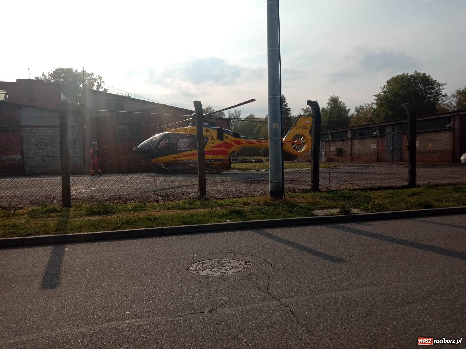 Zdjęcie w galerii na portalu naszraciborz.pl: Śmigłowiec LPR lądował na ul. Stalowej [FOTO i WIDEO] wiadomości z regionu