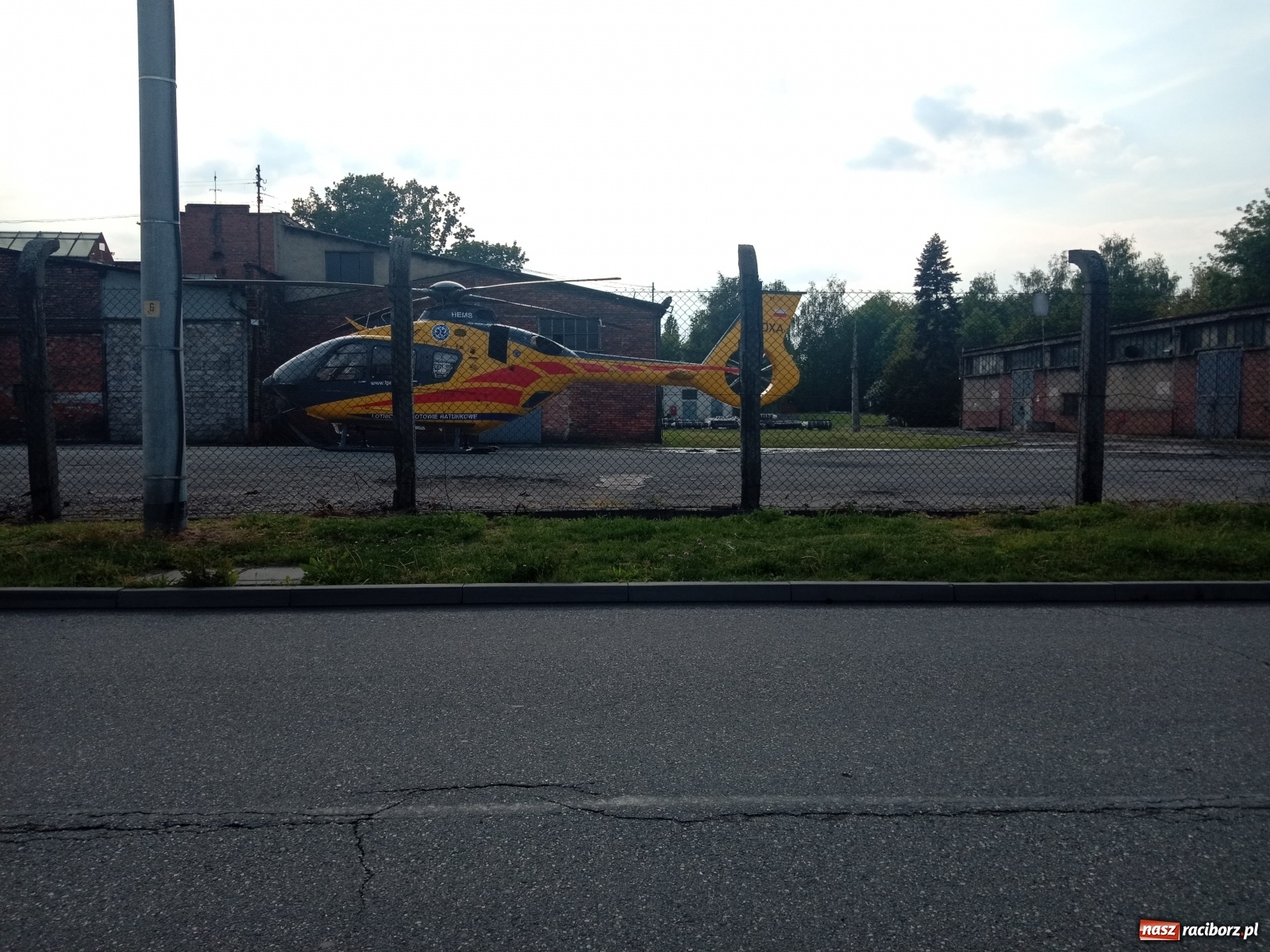 Zdjęcie w galerii na portalu naszraciborz.pl: Śmigłowiec LPR lądował na ul. Stalowej [FOTO i WIDEO] wiadomości z regionu