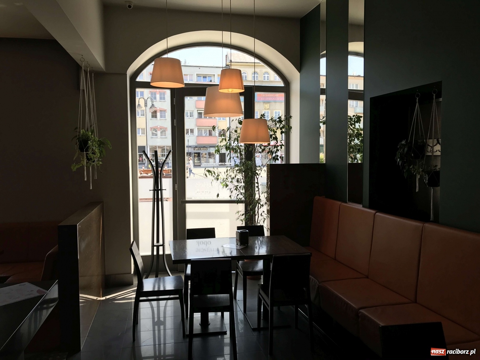 Zdjęcie w galerii na portalu naszraciborz.pl: Raciborska starówka wraca do życia. Gastronomia czeka na gości [FOTO] wiadomości z regionu