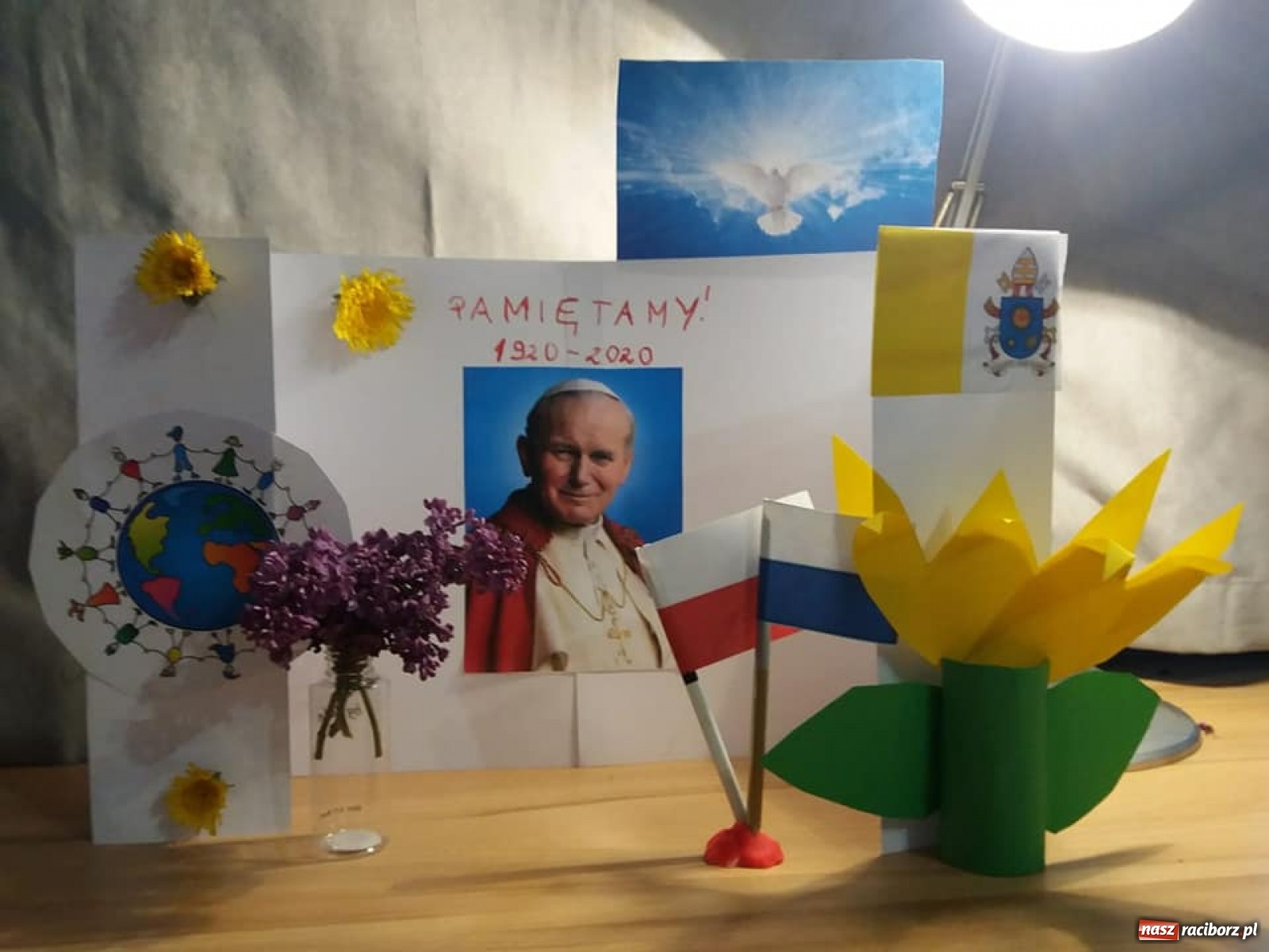 Zdjęcie w galerii na portalu naszraciborz.pl: Uczniowie ZSS uczcili setną rocznicę urodzin Papieża Polaka wiadomości z regionu