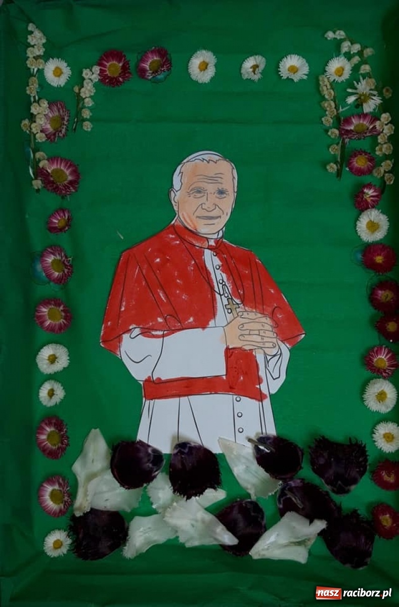 Zdjęcie w galerii na portalu naszraciborz.pl: Uczniowie ZSS uczcili setną rocznicę urodzin Papieża Polaka wiadomości z regionu