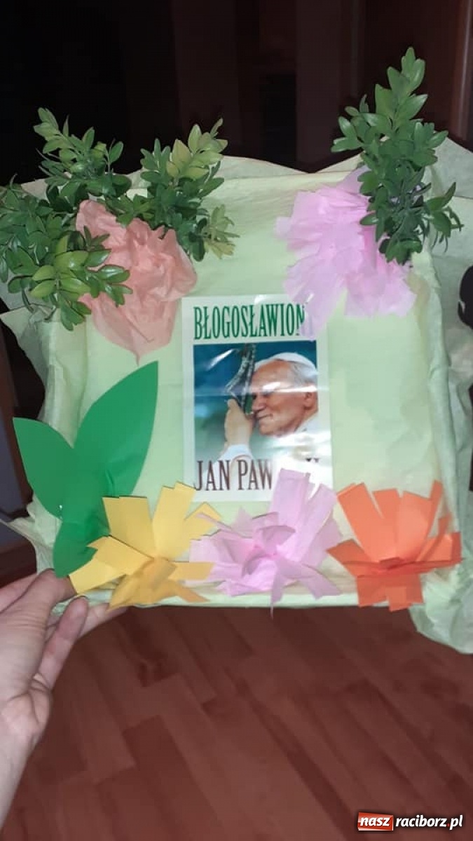 Zdjęcie w galerii na portalu naszraciborz.pl: Uczniowie ZSS uczcili setną rocznicę urodzin Papieża Polaka wiadomości z regionu