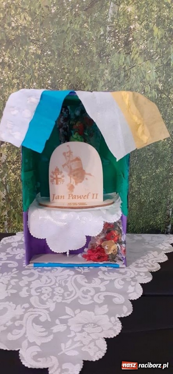 Zdjęcie w galerii na portalu naszraciborz.pl: Uczniowie ZSS uczcili setną rocznicę urodzin Papieża Polaka wiadomości z regionu