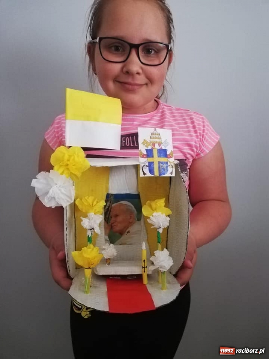 Zdjęcie w galerii na portalu naszraciborz.pl: Uczniowie ZSS uczcili setną rocznicę urodzin Papieża Polaka wiadomości z regionu