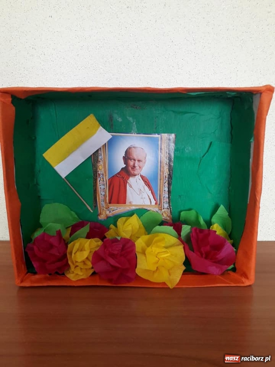 Zdjęcie w galerii na portalu naszraciborz.pl: Uczniowie ZSS uczcili setną rocznicę urodzin Papieża Polaka wiadomości z regionu