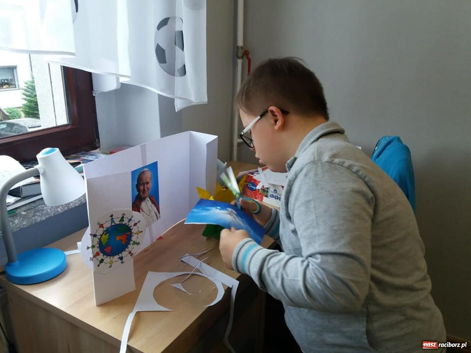 Zdjęcie w galerii na portalu naszraciborz.pl: Uczniowie ZSS uczcili setną rocznicę urodzin Papieża Polaka wiadomości z regionu