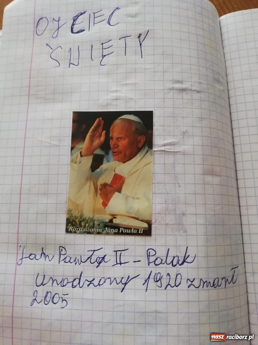 Zdjęcie w galerii na portalu naszraciborz.pl: Uczniowie ZSS uczcili setną rocznicę urodzin Papieża Polaka wiadomości z regionu