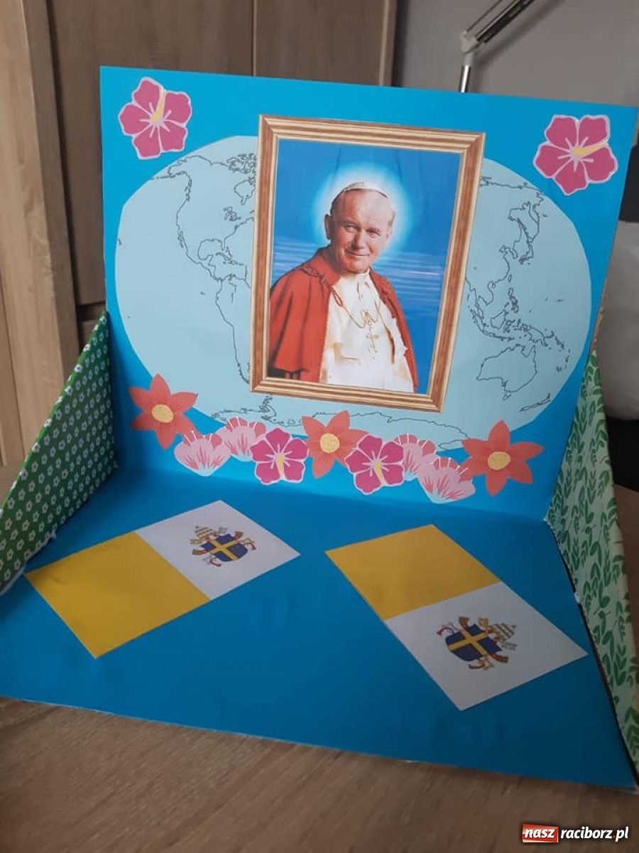 Zdjęcie w galerii na portalu naszraciborz.pl: Uczniowie ZSS uczcili setną rocznicę urodzin Papieża Polaka wiadomości z regionu