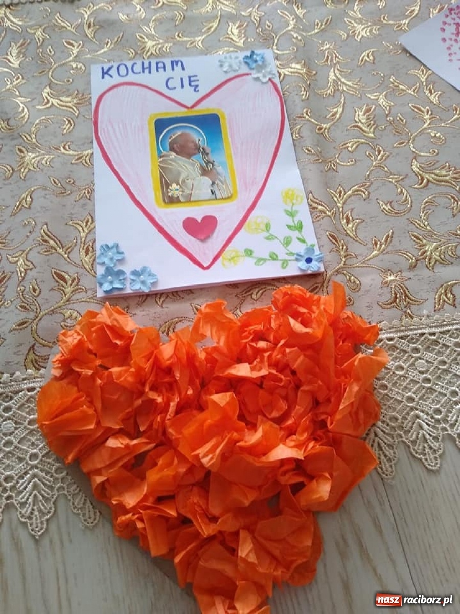 Zdjęcie w galerii na portalu naszraciborz.pl: Uczniowie ZSS uczcili setną rocznicę urodzin Papieża Polaka wiadomości z regionu