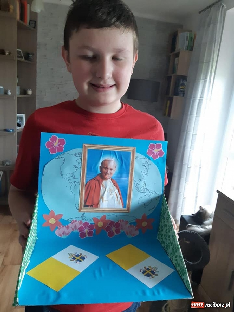 Zdjęcie w galerii na portalu naszraciborz.pl: Uczniowie ZSS uczcili setną rocznicę urodzin Papieża Polaka wiadomości z regionu