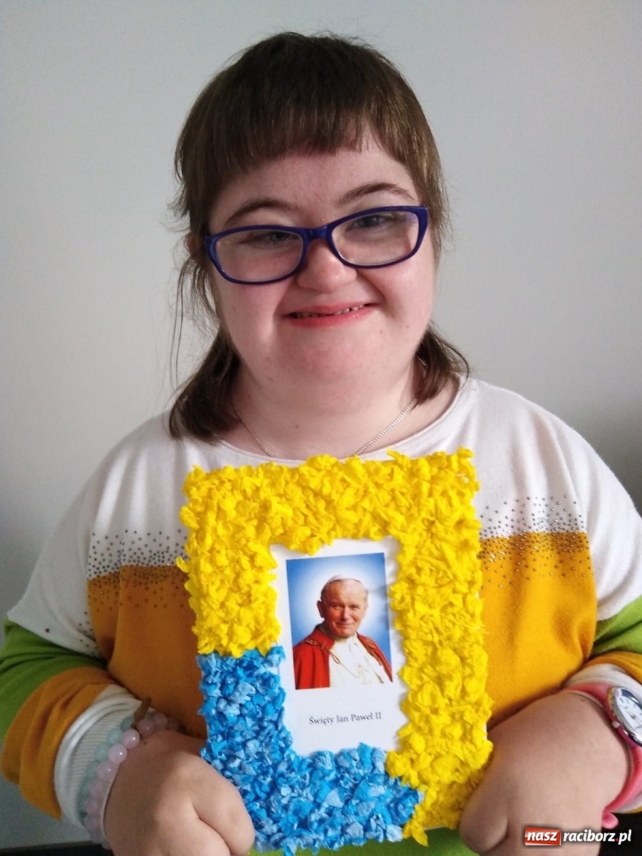 Zdjęcie w galerii na portalu naszraciborz.pl: Uczniowie ZSS uczcili setną rocznicę urodzin Papieża Polaka wiadomości z regionu